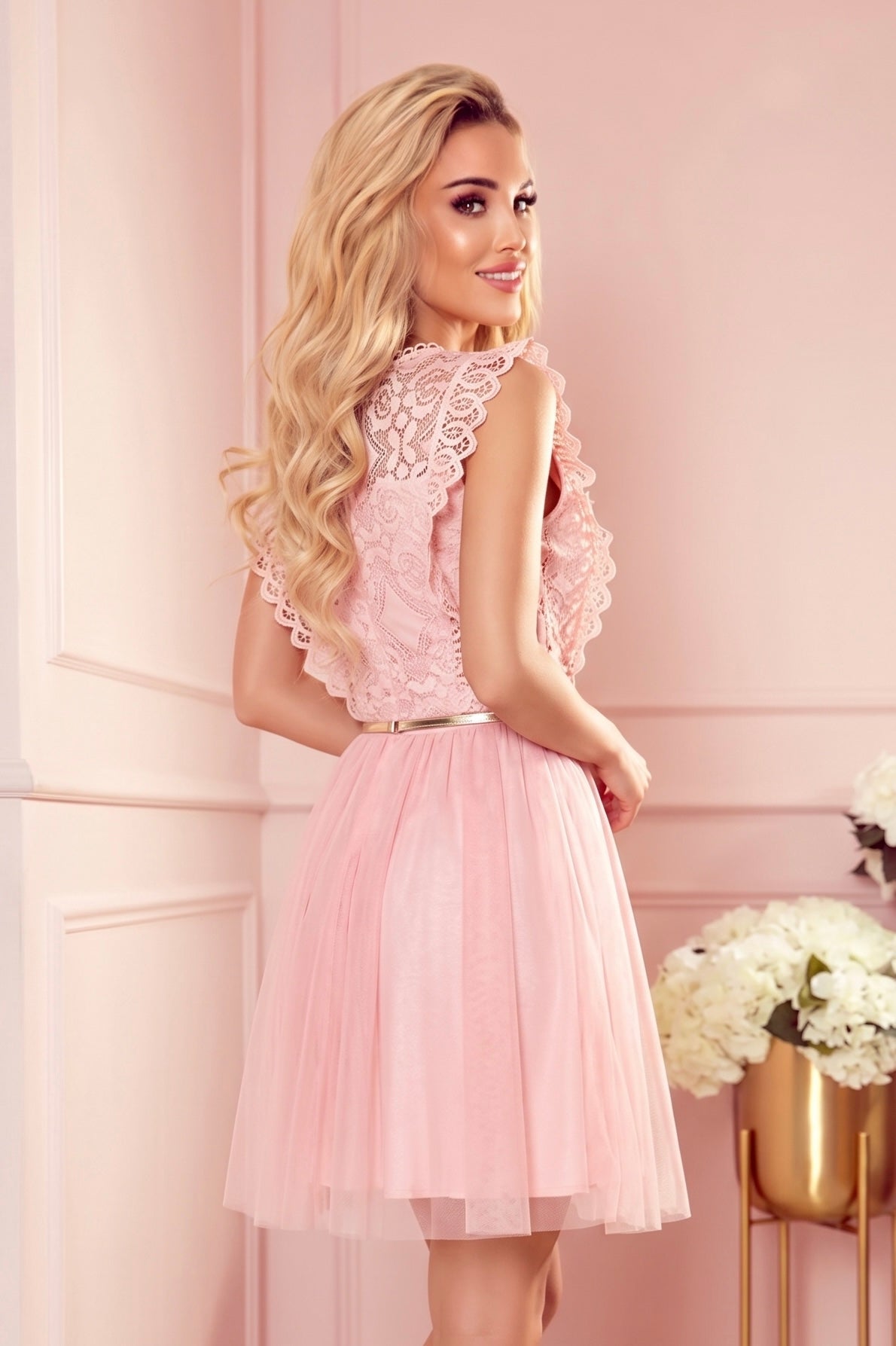 Robe en Dentelle à Ceinture Dorée – Pêche - Rosemode