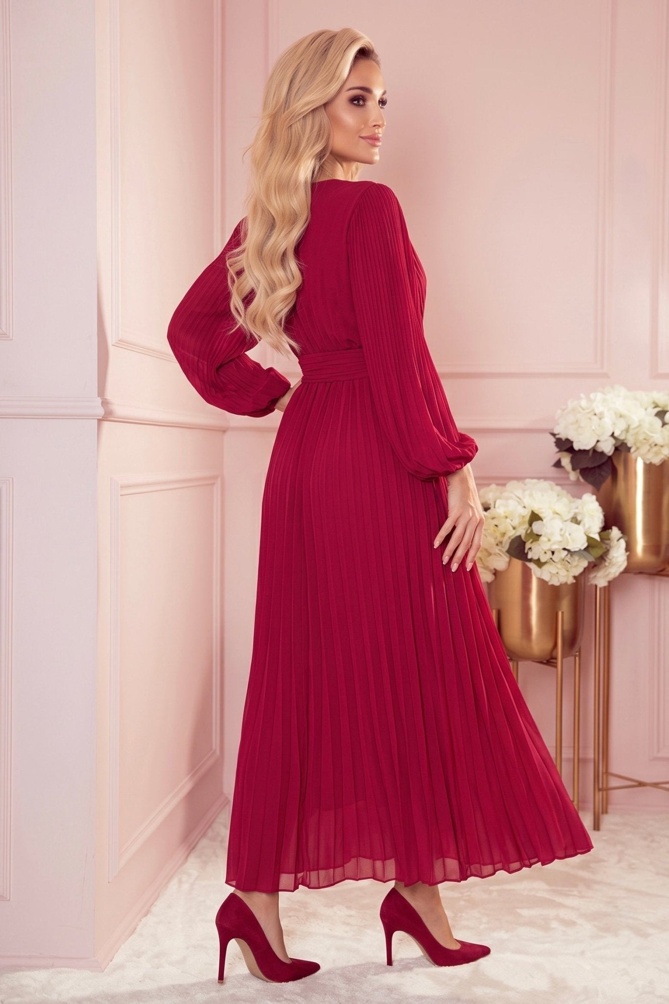Robe Plissée Avec Ceinture et Décolleté – Bordeaux - Rosemode