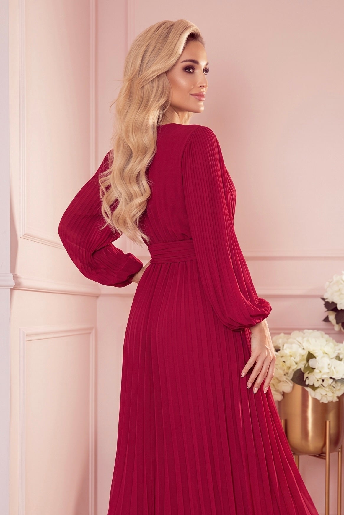 Robe Plissée Avec Ceinture et Décolleté – Bordeaux - Rosemode