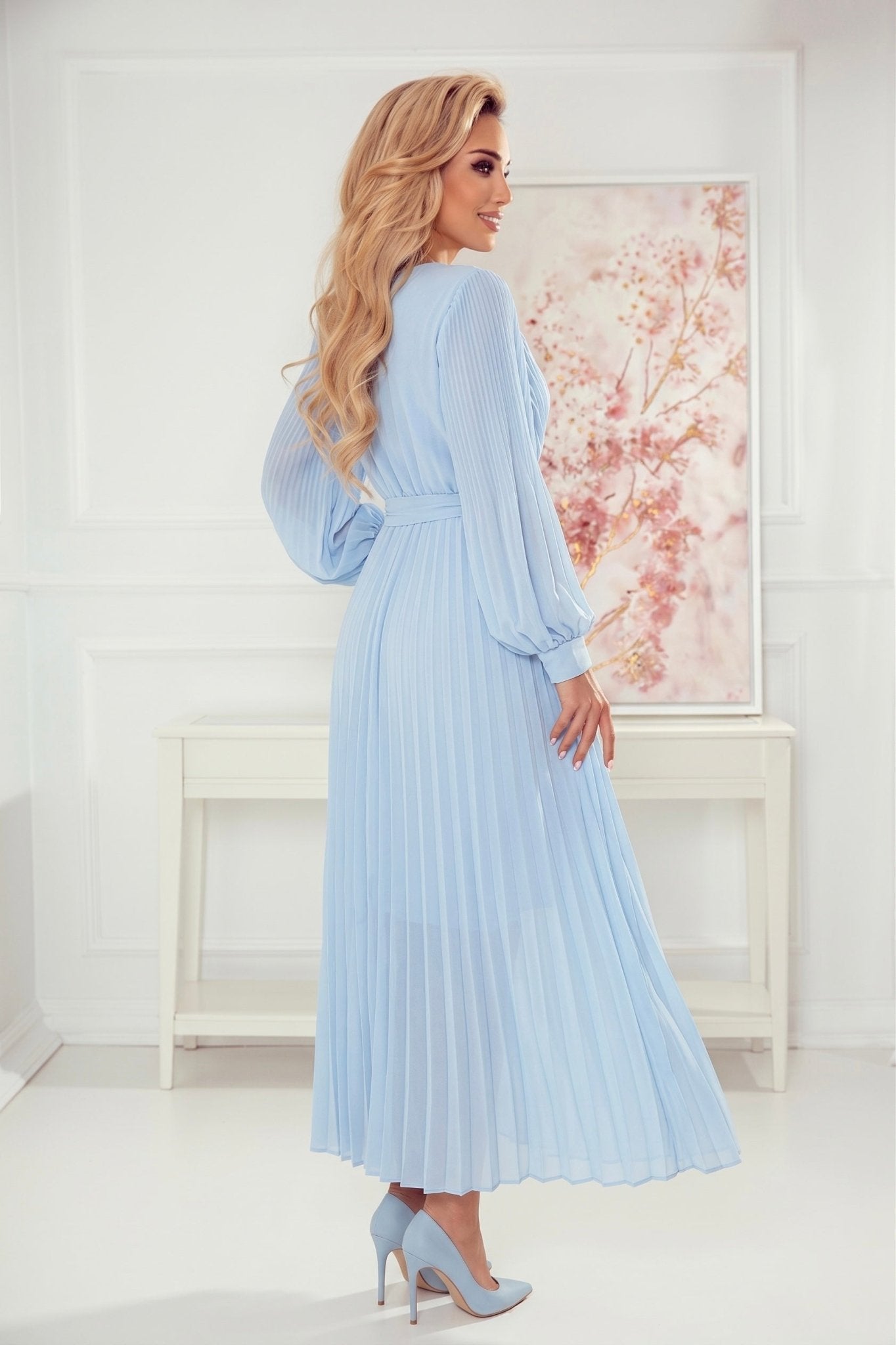Robe Plissée Avec Ceinture et Décolleté – Bleu Clair - Rosemode